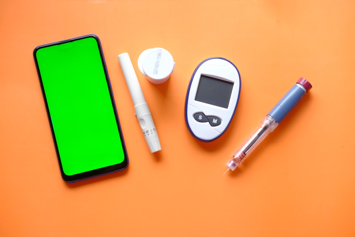 Profesional de nutrición analizando plan de alimentación saludable